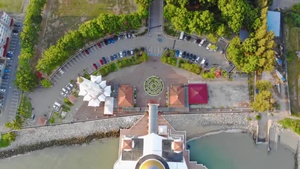 Vista Superior Del Hermoso Tejado Mezquita Blanca Cerca Del Mar — Vídeos de Stock