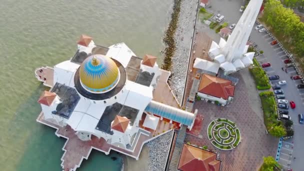 Top View People Being Beautiful White Mosque Sea Small Waves — Stok Video