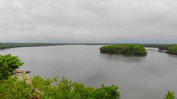 Flygfoto Över Liten Full Träd Mitten Havet Och Liten Park — Stockvideo