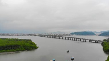 Adanın yakınındaki Santos ve Köprüleri manzaralı renkli balıkçı teknesi manzarası.