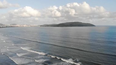 Büyük yeşil ada ve mavi gökyüzü ile deniz manzarası