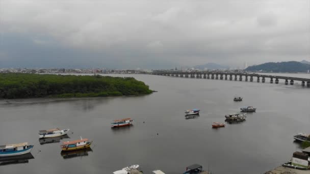 緑の島と橋の近くの小さな港での漁船の空中ビュー — ストック動画