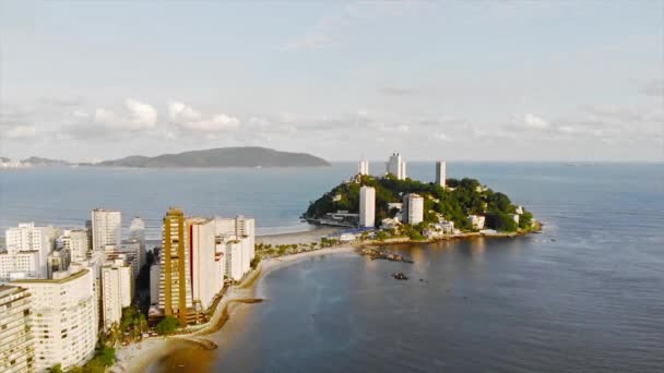 Top View Small Island White Skyscrapers Beautiful Beach Mountains Forwards — Vídeo de Stock