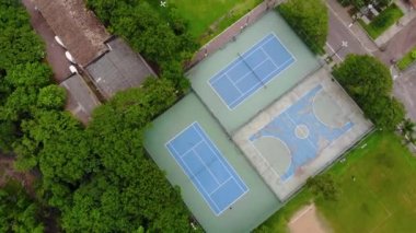 Ormanın yakınındaki futbol, tenis ve basketbol sahalarının en iyi görüntüsü.