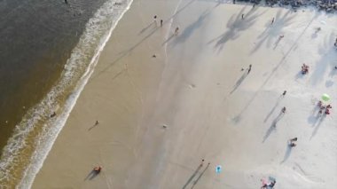  Sahilde oynayan insanları ve hindistan cevizi ağaçlarıyla dolu küçük bir yolu en iyi gören yer.