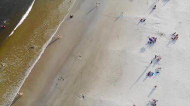  Sahilde ve Küçük Dalgalarda Oynayan İnsanların Üst Görüş Alanı.