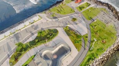 Sahilin yakınındaki bir yol ile küçük bir park arasındaki spor sahasının en üst görüntüsü..
