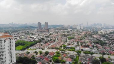 Renkli Konutlar ve Şehir Görüş Arasındaki Otoyoldan Üst Hava Görünümü - Sağdan Sola