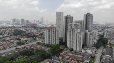  Şehir Görünümlü Uzun Gri Apartman 'dan Üst Hava Görünümü Sabit Dönüştürülmüş