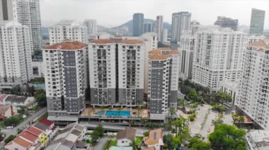  Havuzu ve konutu olan apartman manzaralı üst hava manzarası Dolly soldan sağa