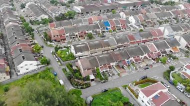 Yollar ve araçlarla renklendirilmiş konutların en üst hava görüntüsü