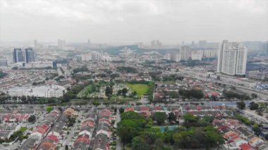 Şehrin Ortasındaki Ağaçların ve Parkların Havadan Görünümü - Aşağı Taşınma