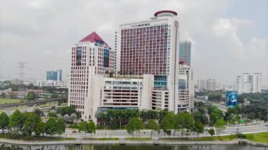 Taman Jaya Parkı 'ndaki Büyük Beyaz Binalar