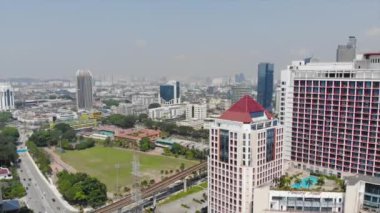 Malezya Şehri 'ndeki Gökdelenden ve Araçlarla dolu Otoyol' dan Üst Hava Görüntüsü