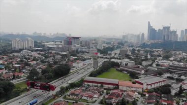 Konut ve Malezya arasında Araçlarla Dolu Otoyolların Üst Hava Görünümü