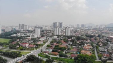 Yolları ve ağaçlı evleri olan Malezya şehirlerinin en iyi hava manzarası