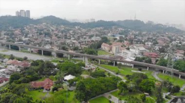 Malezya şehir manzaralı Parklar ve konutlar üzerindeki geçiş yollarının en iyi görüntüsü