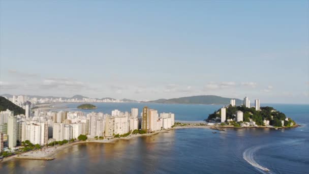 Top View Skyscraper Green Island Sea Santos City Mountain Static — Vídeo de Stock