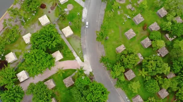 Küçük Bir Kulübesi Ağacı Olan Bir Parkın Üst Görüntüsü — Stok video