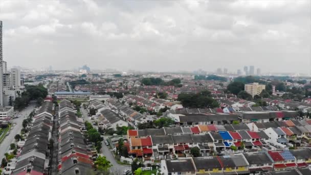 Vista Aerea Superiore Alloggiamento Colori Con Vista Sulla Città Salire — Video Stock