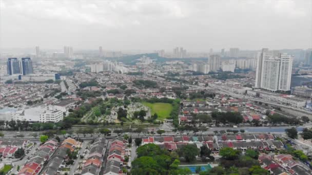 Top Aerial View Puut Puistot Keskellä Kaupunkia Taaksepäin — kuvapankkivideo