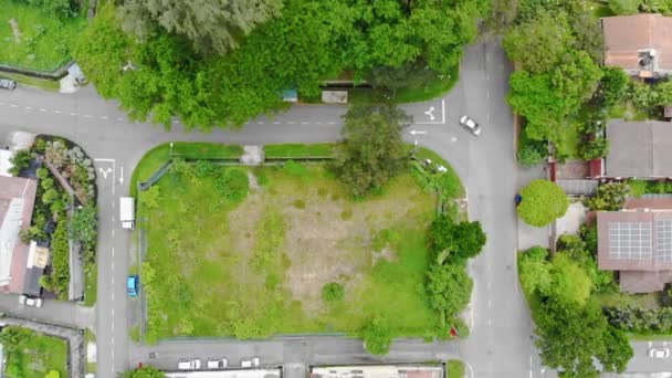 Blick Von Oben Auf Einen Kleinen Park Zwischen Den Straßen — Stockvideo