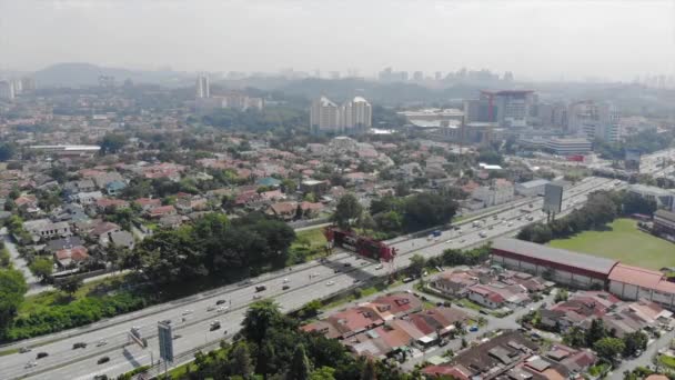 Vista Aérea Superior Rodovias Cheias Veículos Entre Habitação Cidade Malásia — Vídeo de Stock