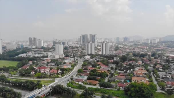 Вид Высоты Птичьего Полета Город Малайзии Дорогами Небоскребами Движение Вниз — стоковое видео