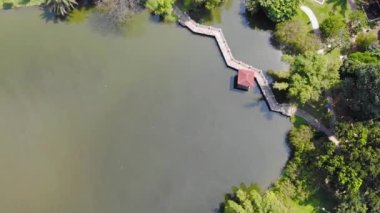 Yeşil Park 'a yakın küçük bir köprüsü olan göl manzarası 