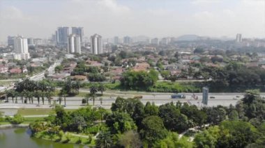 Malezya 'daki Parklar ve Şehirler Arasındaki Kalabalık Otoyollar