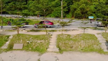 Araba Ampang Tepesinde - Ön - Frowards.