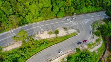 Ampang Tepesi 'ndeki Orman ve Arabaların Havadan Görünümü 