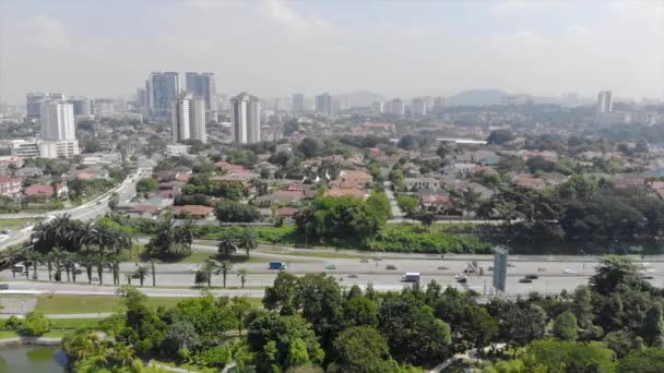マレーシアの公園や都市間の混雑した高速道路のトップビュー — ストック動画