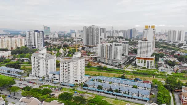 Vista Frontal Arranha Céus Edifícios Avenue Court Pan Esquerda Para — Vídeo de Stock