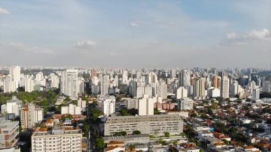Brezilya 'daki Şehir ve Gökdelenin Önü
