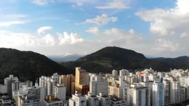  Gökdelen ve Guaraju 'daki Büyük Yeşil Tepe.