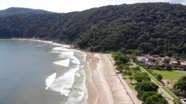Dalgalı ve büyük tepeli sahilin üst hava manzarası