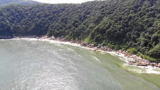 Top Flygfoto Över Vacker Grön Kulle Med Strand Och Vågor — Stockvideo