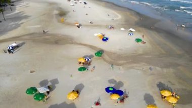 Sahilde oynayan ve güneşlenen insanların en iyi görüntüsü..