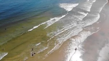 Sahilde oynayan insanların en iyi hava görüntüsü 