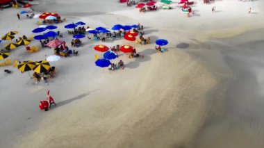 Sahilde güneşlenen insanların havadan görünüşü.