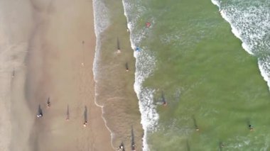  Guaraju Sahili 'nde oynayan ve yüzen bir sürü insan var.