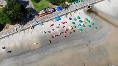 Sahilde güneşlenen ve oynayan insanların en iyi görüntüsü.