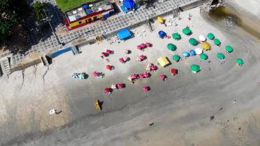  Sahilde güneşlenen insanların en iyi görüntüsü.