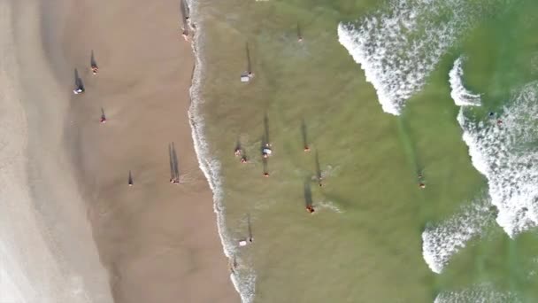 グアラジュビーチで遊んだり泳いだりする多くの人々のトップビュー 静的変換 — ストック動画