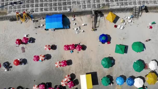 Top View Umbrellas People Walking Beach Pan Right Left — Stock Video