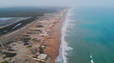 Karaçi sahilindeki sahil evleri ve dalgaların en üst hava manzarası.