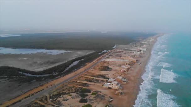 Top Luchtfoto Van Huizen Golven Karachi Beach — Stockvideo