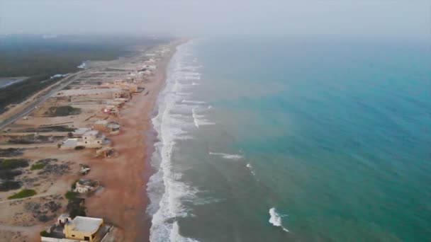 卡拉奇海滩的房屋和波浪的高空景观 — 图库视频影像
