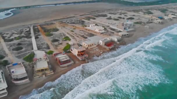 Vista Aérea Superior Das Casas Ondas Praia Karachi — Vídeo de Stock